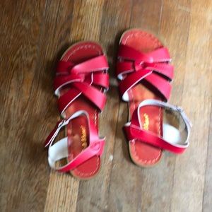Saltwater sandals size 7euro 9 is red